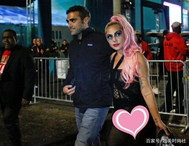 内衣|外穿内衣露出胖肚子，Gaga身材大变样，自律女神开始放飞自我