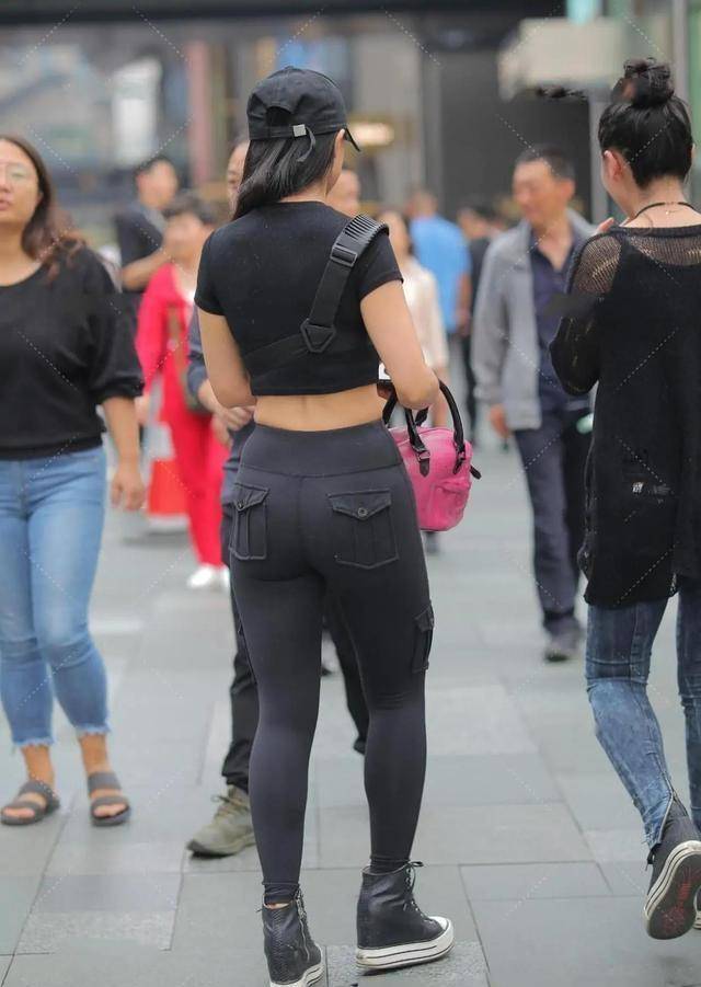 黑色|雷吉斯懒懒散散地出门迅速穿上衣服，展现出漂亮大方的美丽