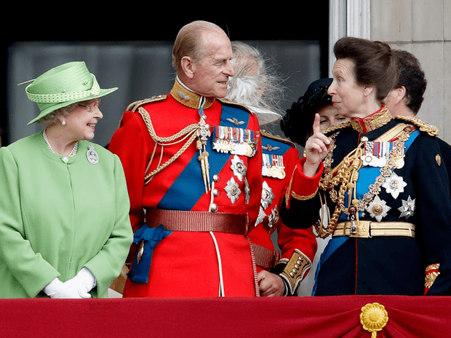 衣袖|英国70岁长公主惊艳亮相!短袖款西装好时髦,皮包骨手臂看得惊心