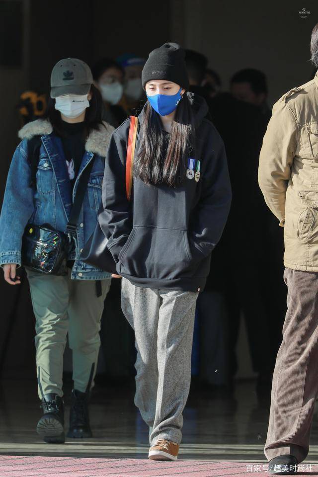 黑色|杨幂再登热搜，钻石口罩遮不住狐狸大眼，秋冬穿搭学她就够了