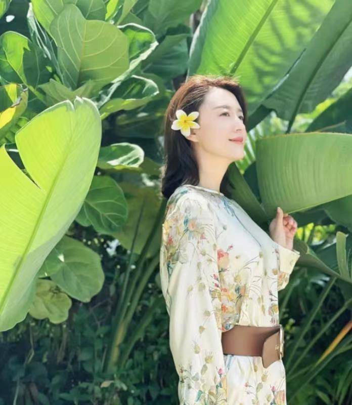 亮点|著名主持人张蕾魅力全开！穿一件真丝的材质印花裙，减龄又时髦