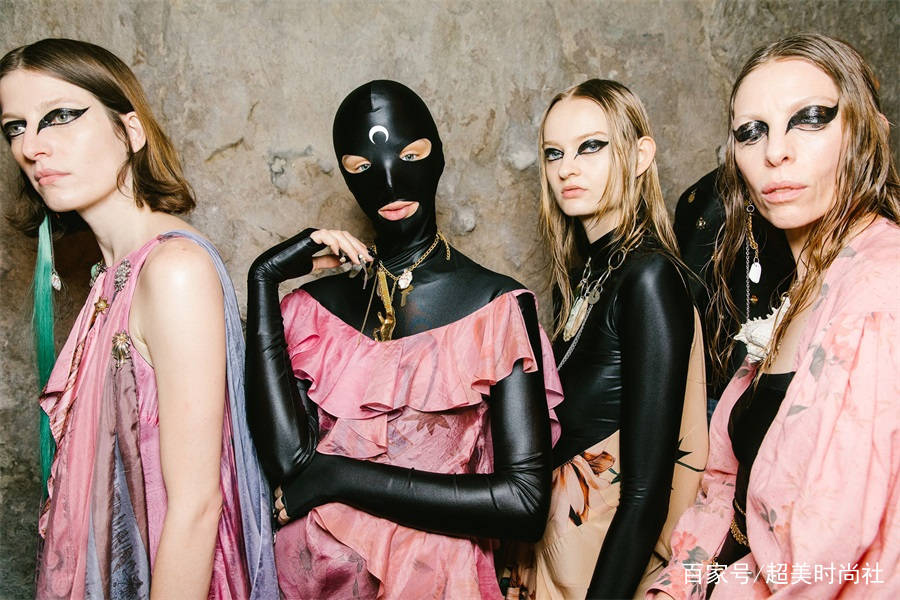 品牌|盘点时装周“奇葩”单品，手指大的mini包能装什么？网友：装可爱