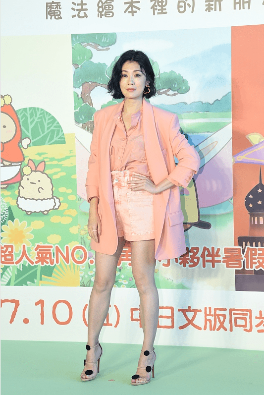 太嫩|贾静雯穿得也太嫩了，全身粉色look真显年轻，说30岁都有人信
