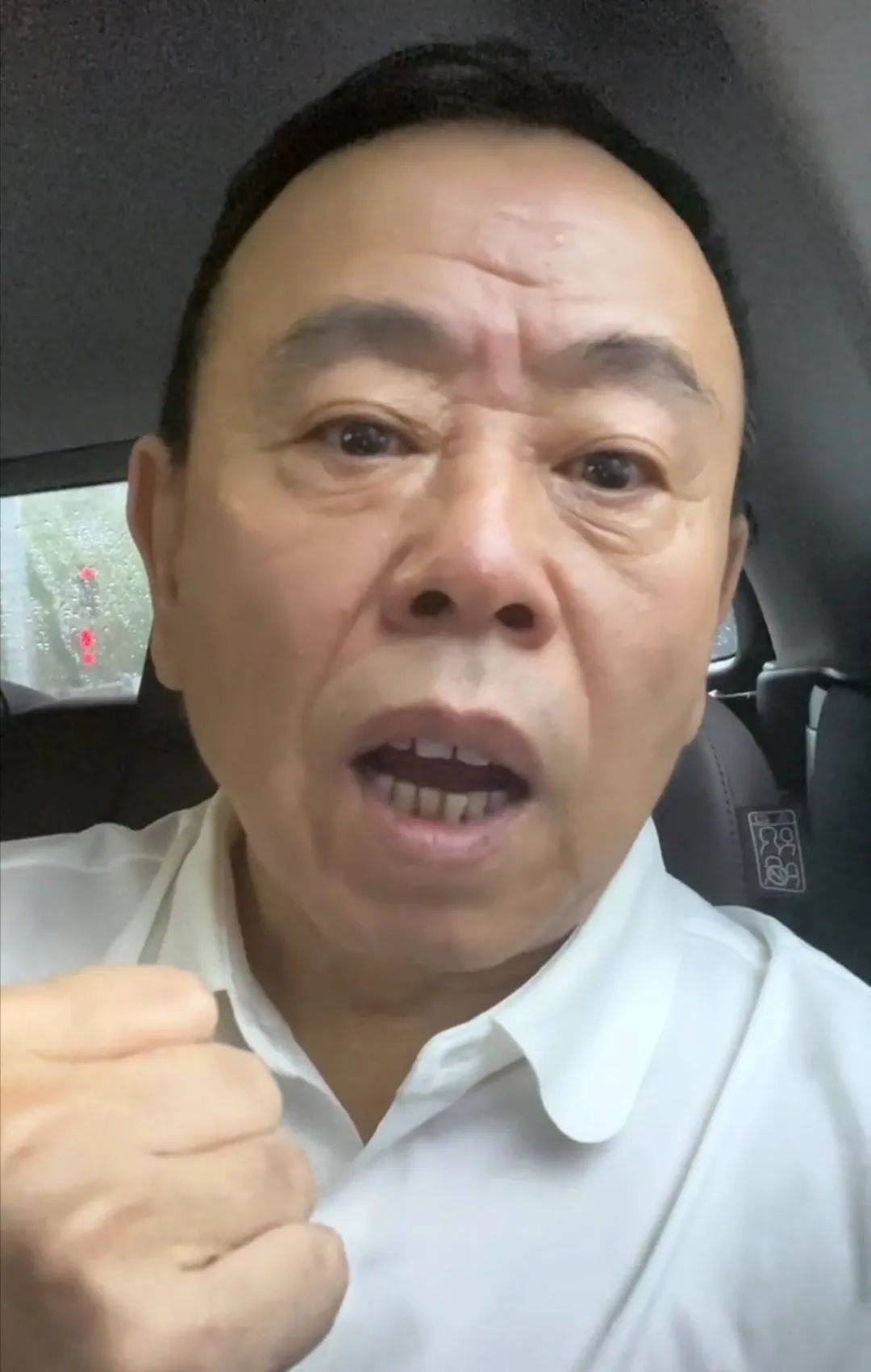 喜剧演员也心系灾区冯巩录视频潘长江比肩顶流张小斐很慷慨