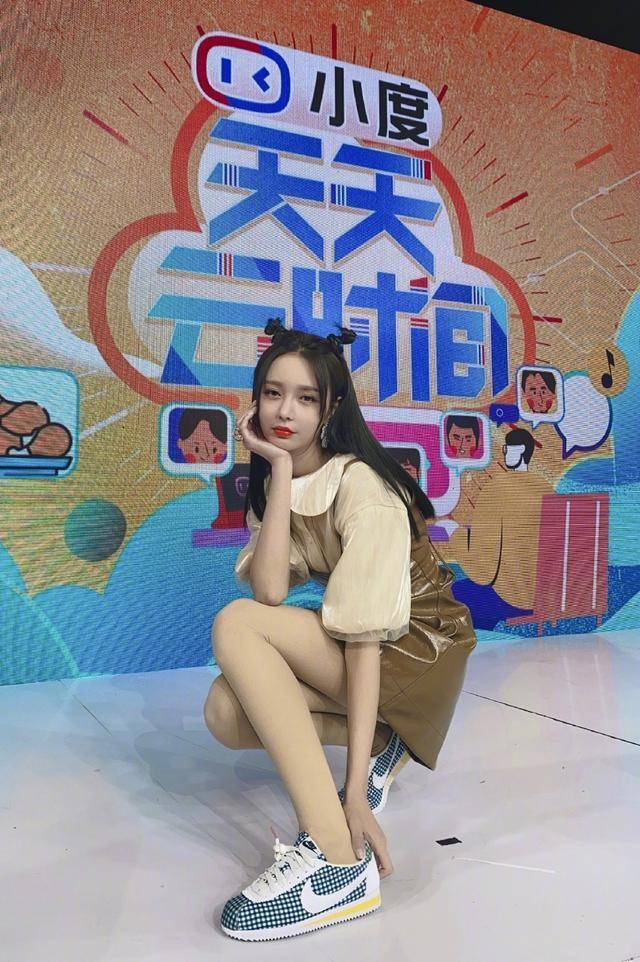 毛衣|沈梦辰的“色彩穿搭”,穿露脐毛衣展无赘肉细腰,宁波姐妹都看呆了!