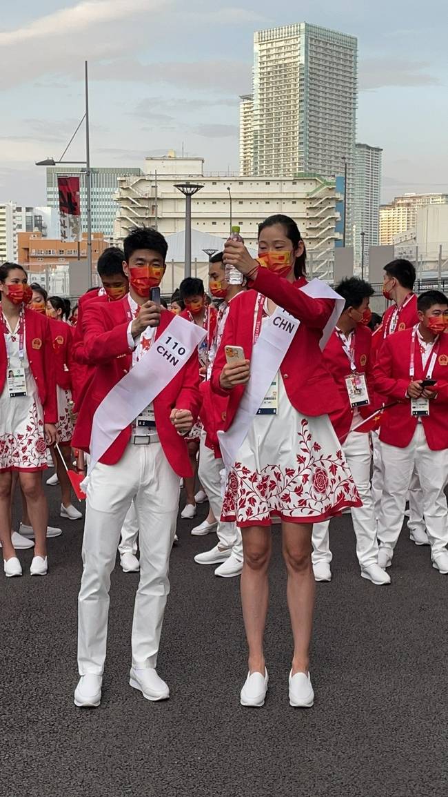 代表团|中国奥运代表团入场服亮相！朱婷赵帅模拟举旗，服装太亮眼！