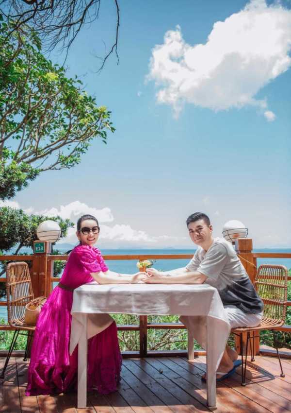 老公|“影后”秦海璐真耐看，穿玫红色长裙度假，晒老公甜蜜合照真幸福