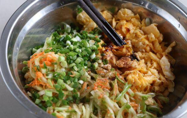 加入适量|饺子皮创意吃法，不包饺子拿去煎，金黄酥脆吃不够