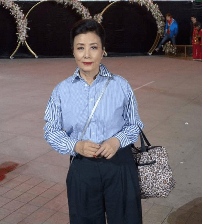 颜色|当汪明荃同框徐小凤，终于明白女人上了年纪，为什么喜欢穿花衣服