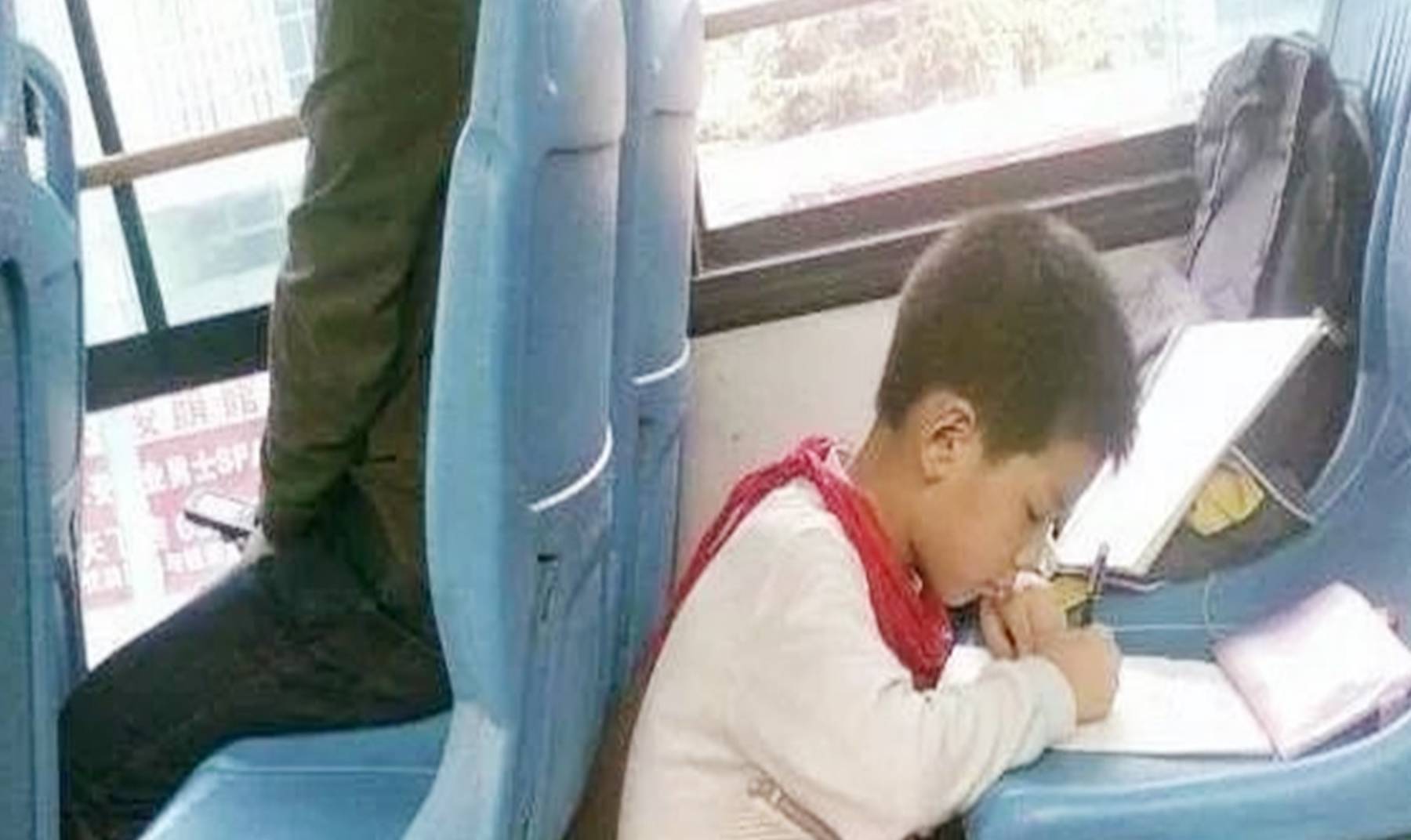 学生妹妹在公交车上打洞 从卫生间做到卧室