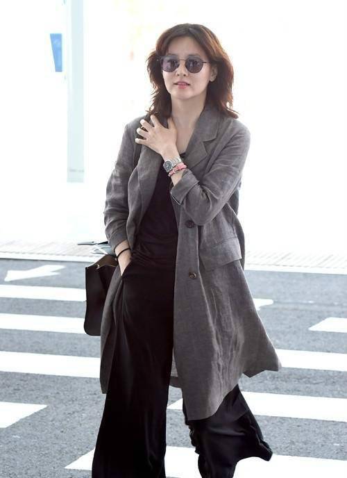 米色|氧气美女李英爱出镜，粉色西装气质端庄，50岁仍然与大长今无二致