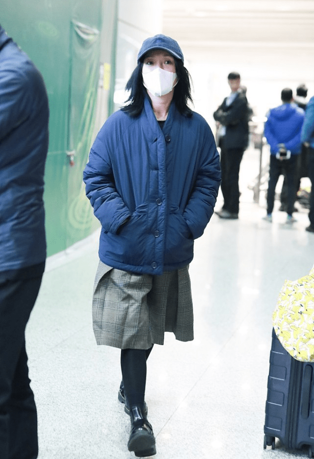 英伦|周迅再现“土味”穿搭，蓝棉袄搭阔腿五分裤，手插兜走路挺接地气