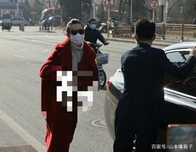 高跟鞋|秦海璐春晚彩排！穿毛绒风衣配露脚面高跟鞋，下豪车让司机开车门