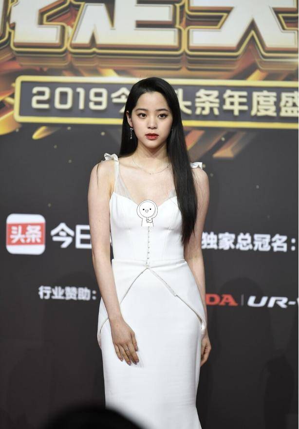 真有|欧阳娜娜越来越会穿，黑长直配身白显“反差色”，真有“大人样”