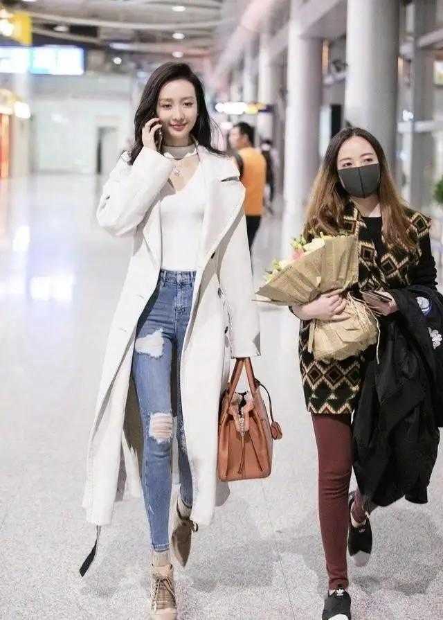黄奕|黄奕独自带女儿走机场,穿米色大衣配运动鞋,和女儿更像姐妹