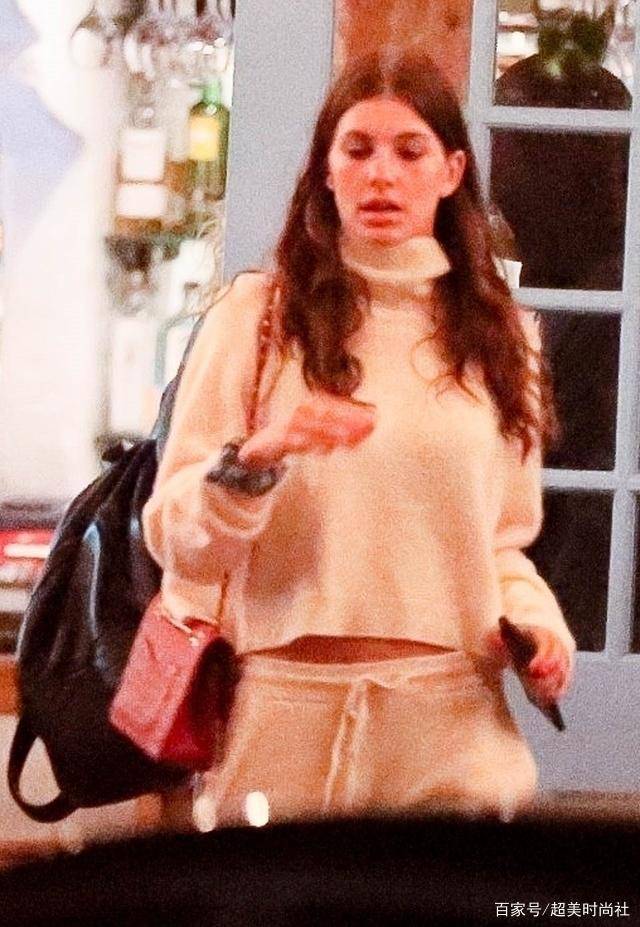 女友|小李子穿拖鞋为23岁女友庆生，外套变紧身衣，精致嫩模也变邋遢！