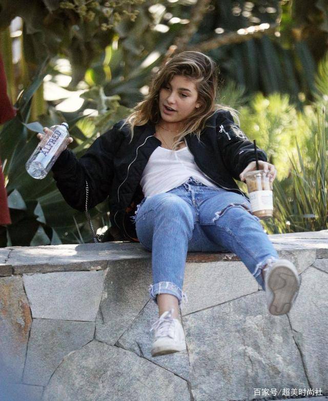 女友|小李子穿拖鞋为23岁女友庆生，外套变紧身衣，精致嫩模也变邋遢！