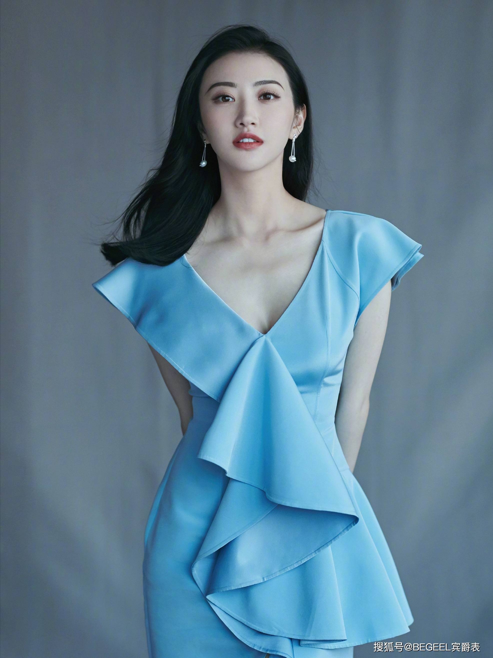 场合|女人过了30岁,不要乱穿衣服,这样穿更优雅大方