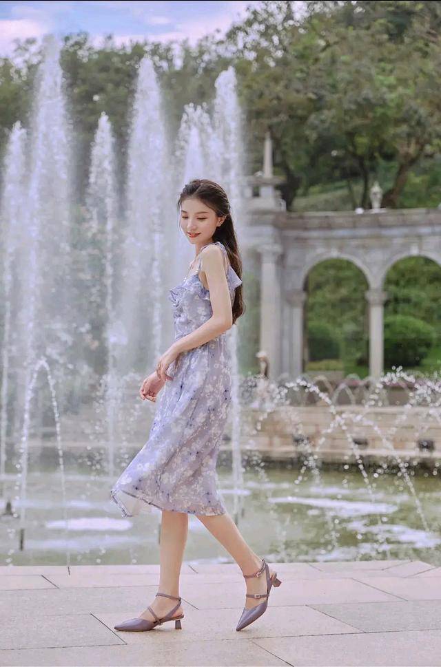 错觉|紫色高雅的吊带连衣裙，穿着它在绿地花园里像一只蝴蝶翩翩而跹～