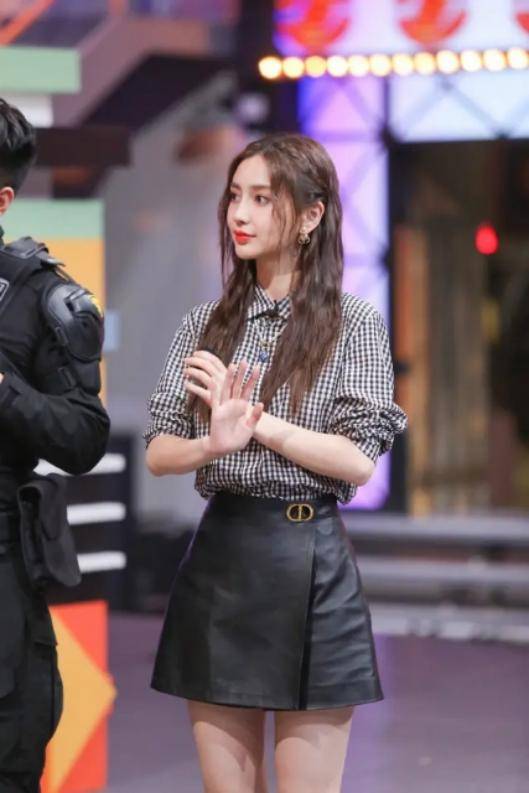 设计|杨颖这腿长得“过分”，红色小短裙穿出姣好比例，身材好到像P的