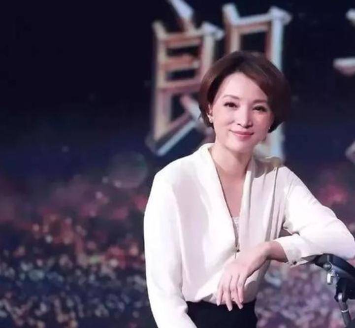 小白|女人到了中年，放弃牛仔裤配小白鞋吧！瞧董卿这样穿，太气质！
