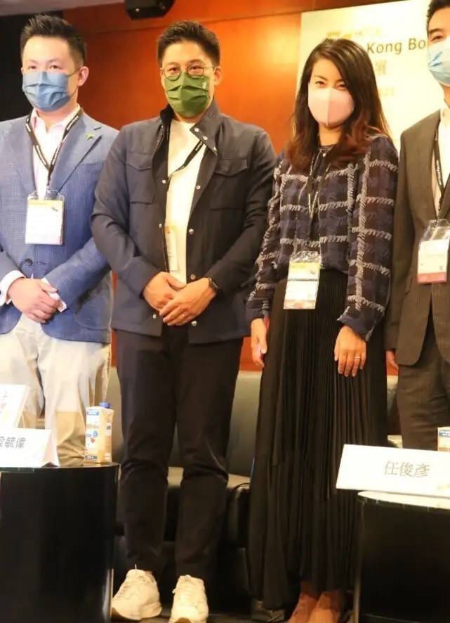 名媛|郭晶晶高调出发不忘秀恩爱！穿运动装变小女人，和霍启刚不舍分别