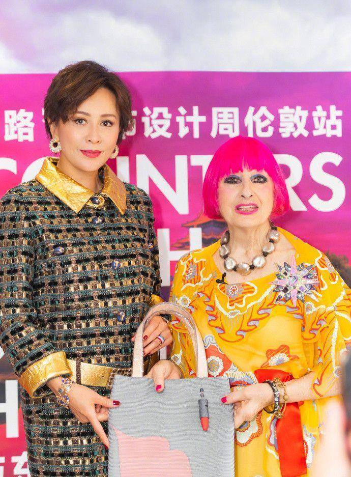 套装|刘嘉玲终于剪掉10年长发，短发配12万套裙气质爆棚，美到认不出！