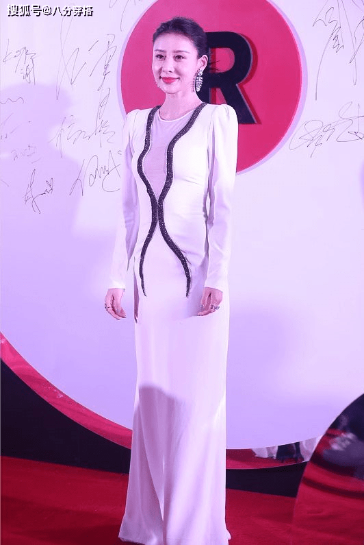亮点|贾青又美出了国际范，穿白色拖地连衣裙成熟优雅，曲线曼妙惹人羡