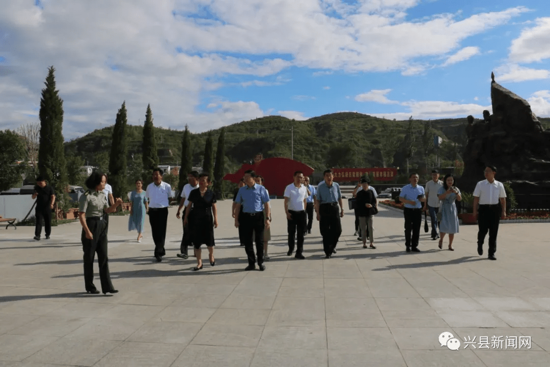 晋绥边区革命纪念馆常务副馆长梁明德,县委常委,副县长刘慧,县人大
