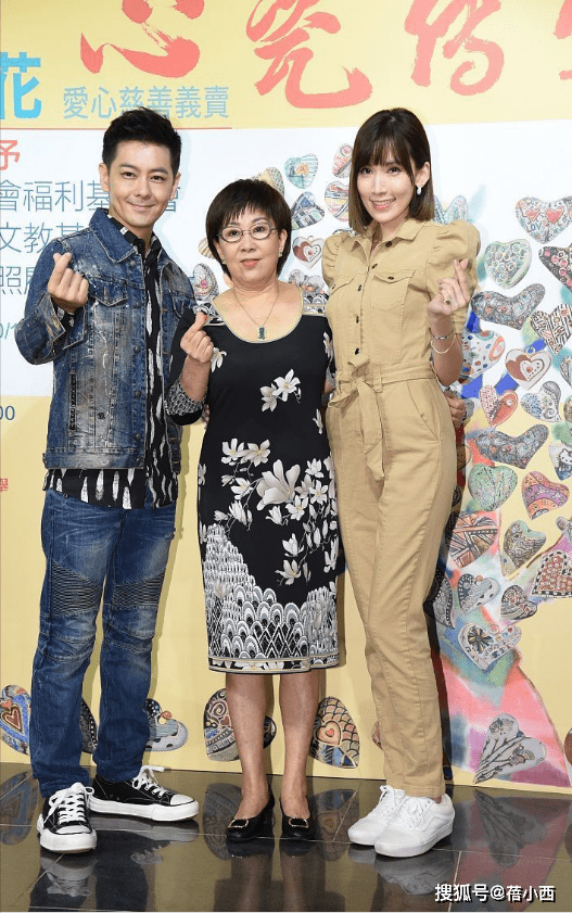 林志颖|陈若仪拍照把C位让给婆婆，穿工装连体裤甘愿站边上，照样有气场