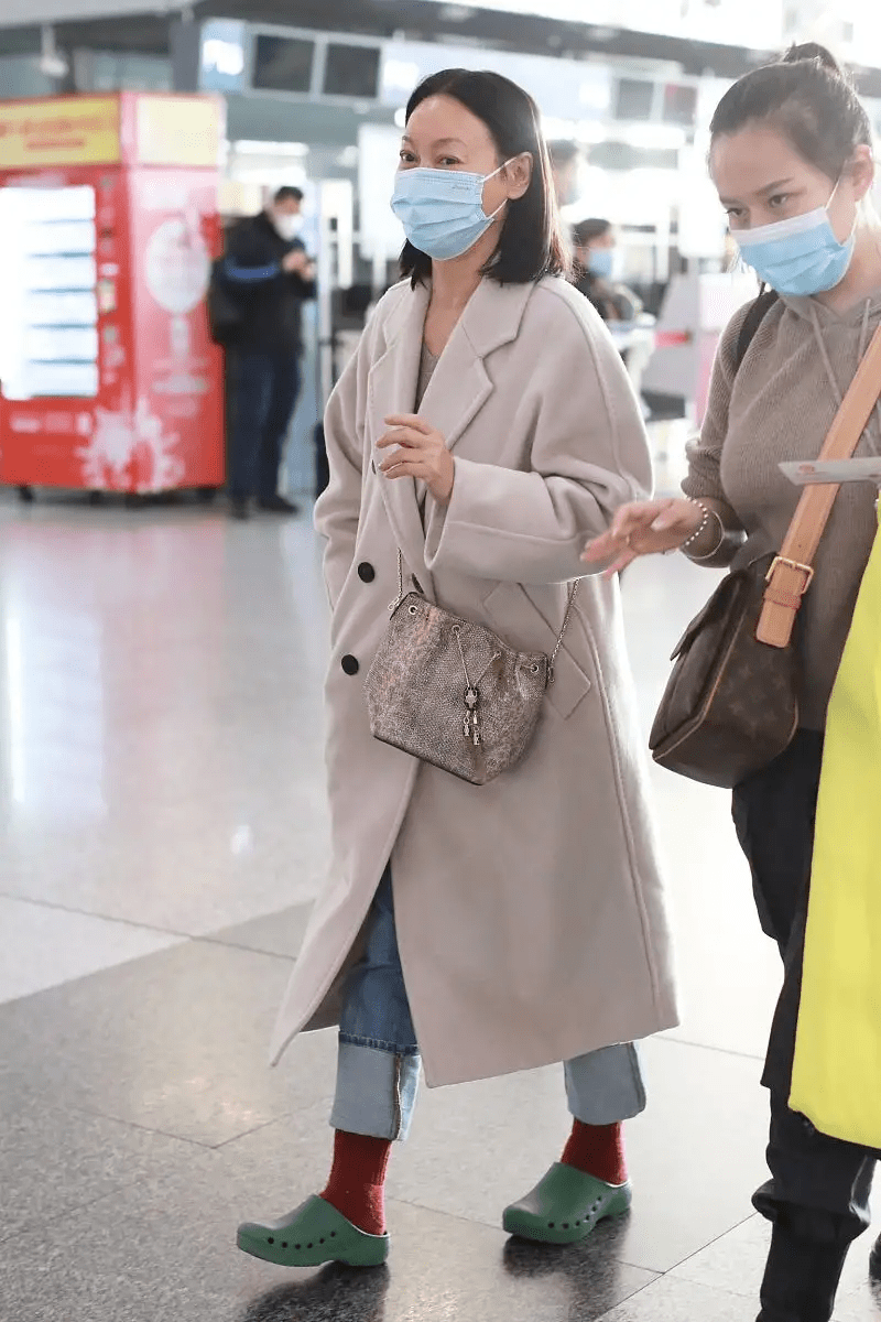 黄奕|黄奕独自带女儿走机场,穿米色大衣配运动鞋,和女儿更像姐妹