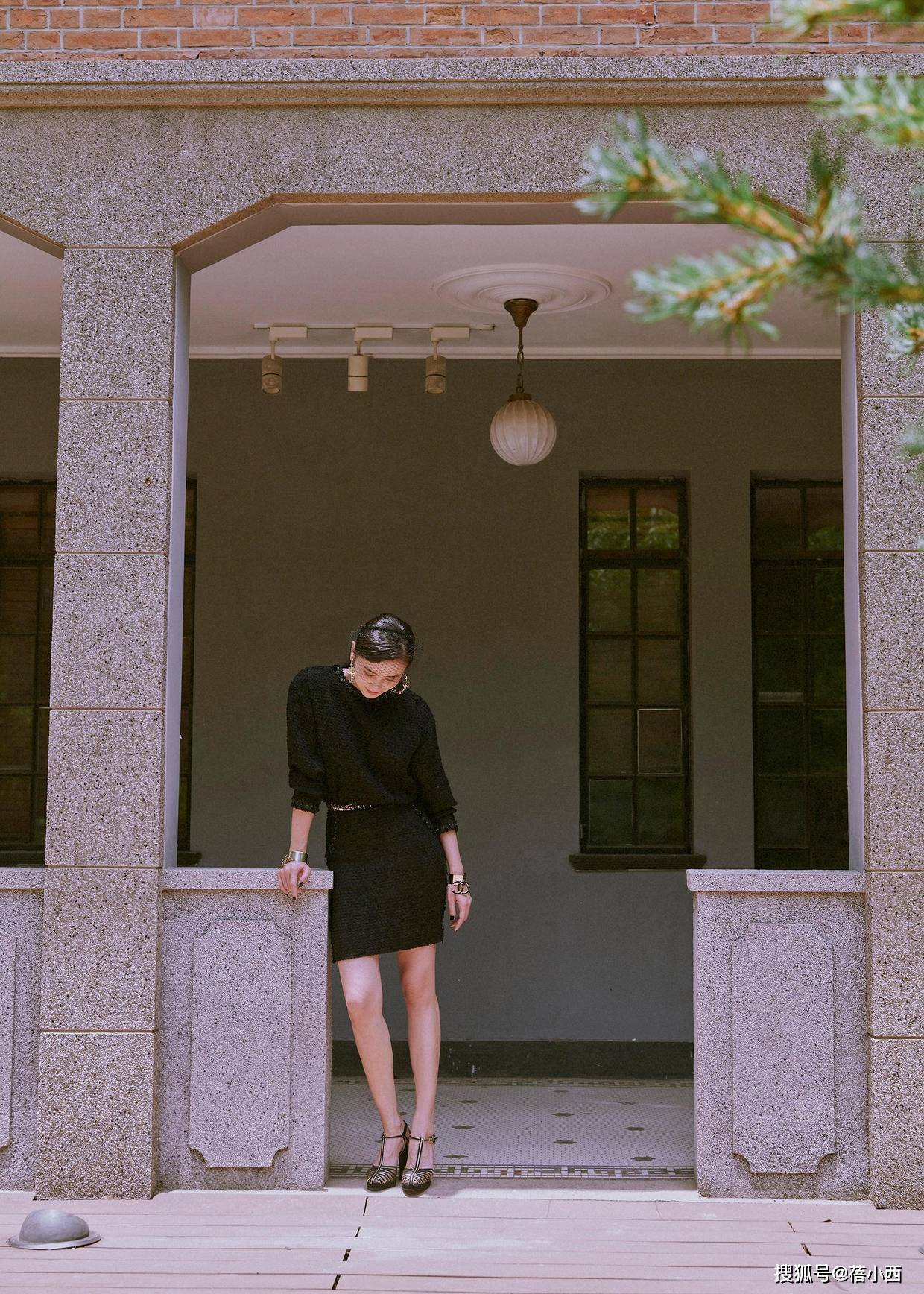 好身材|宋佳平常把好身材藏起来，这回穿西装内搭薄纱上衣，直接透出内衣