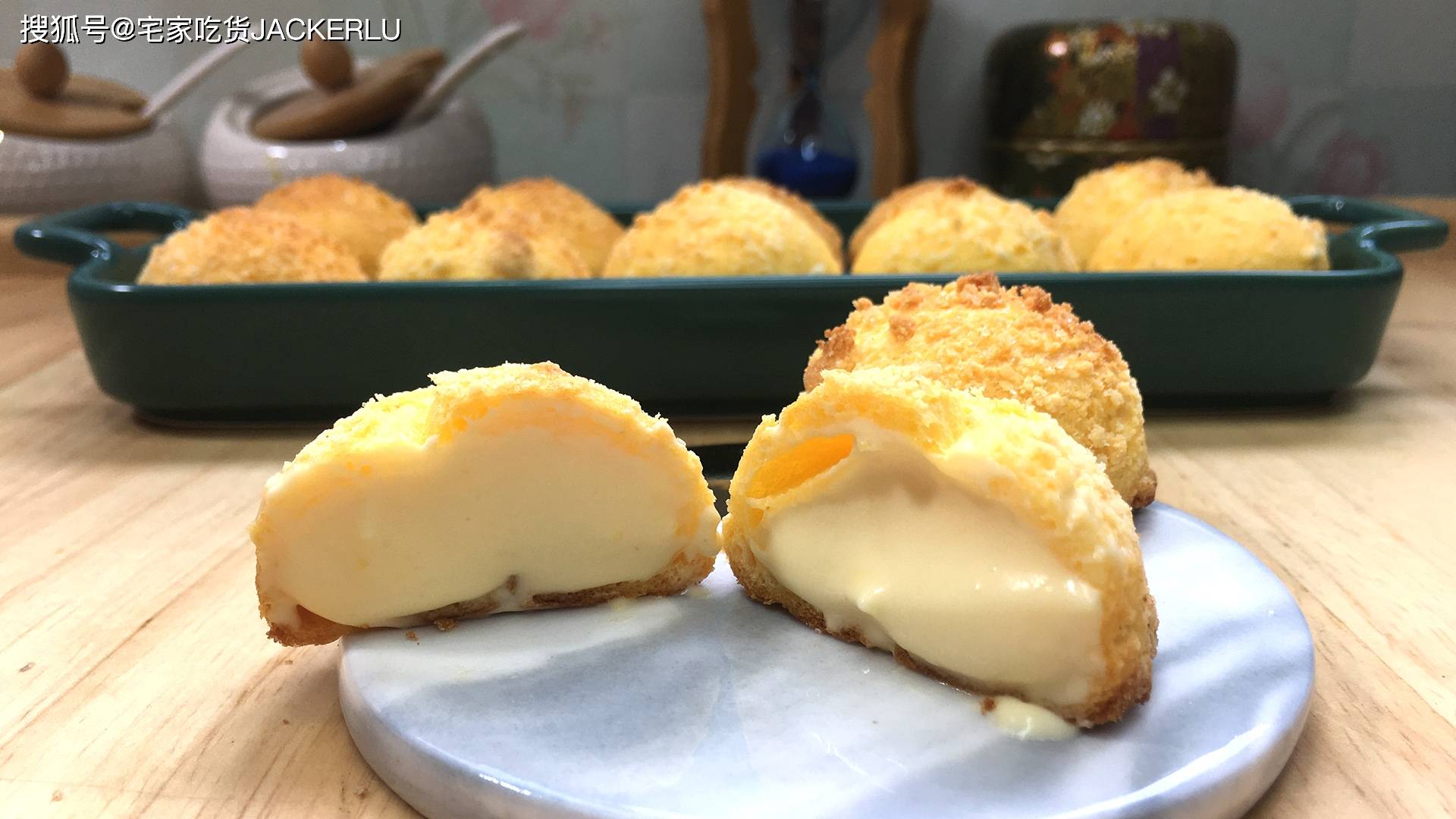 酥粒奶油泡芙 甜蜜的奶油 喷香的酥粒和外壳 好吃的停不下来 面糊