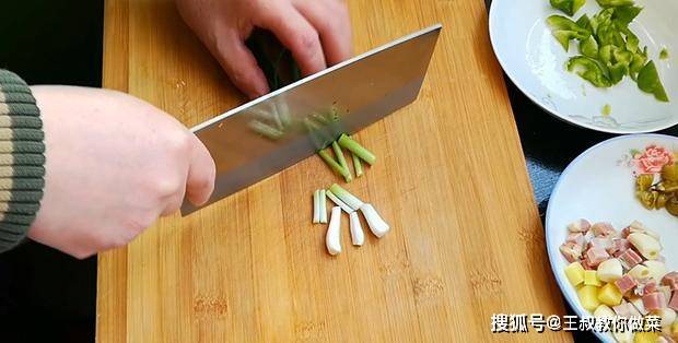 什么是滚刀块怎么切 a1e32f53b39c4f5db9f4901d3f7d5b97.jpeg