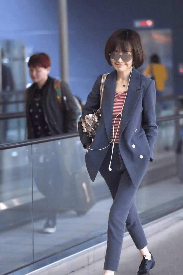 廓形|鲁豫那么瘦还穿一身黑，连体裤显得空荡荡，配新发色倒洋气不少