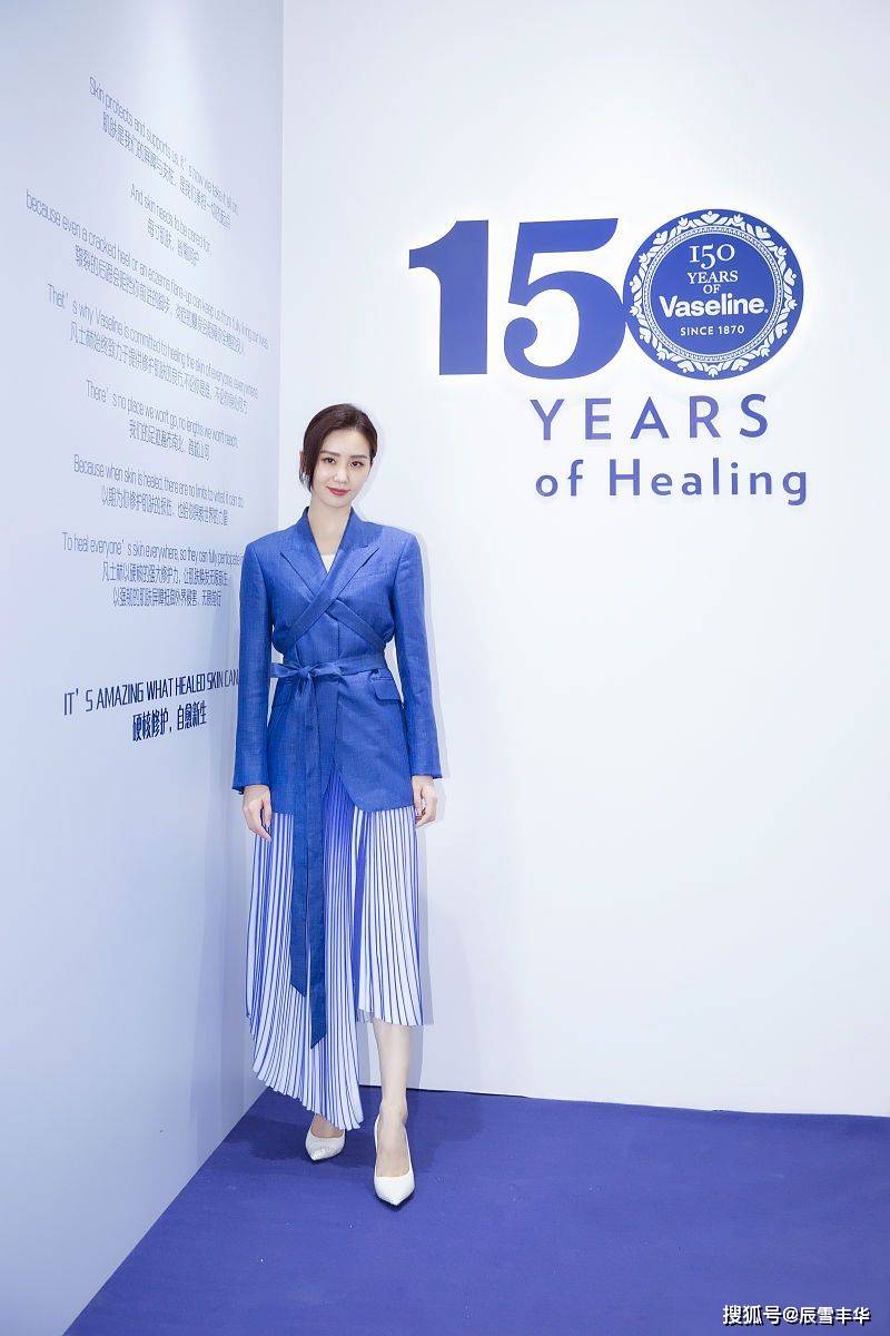 美得|刘诗诗美得真自信！西装配“百褶裙”高级又甜美，清爽色调还减龄