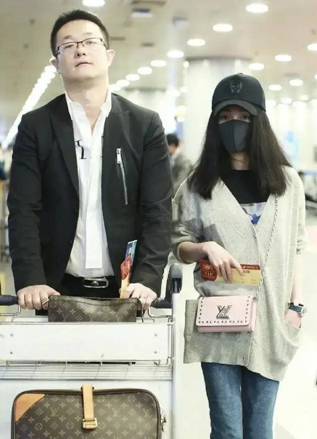 老公|姚笛真嫁对了，机场老公独自推行李，她只负责美