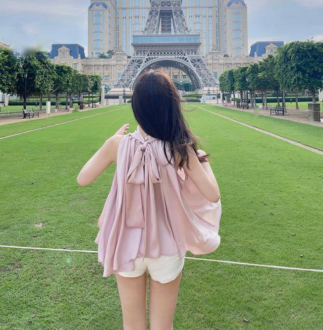 人间|美女穿上人间水蜜桃粉色甜美法式露肩上衣,成为了温柔小姐姐。