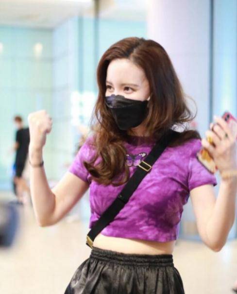 张萌|张萌在机场大秀身材,特意穿“小一号”T恤,说她是17岁也不过分