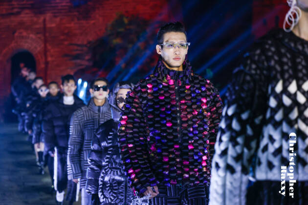 沈威廉|Christopher Raxxy 长城秀,惊现打破次元壁的“5D”羽绒服设计