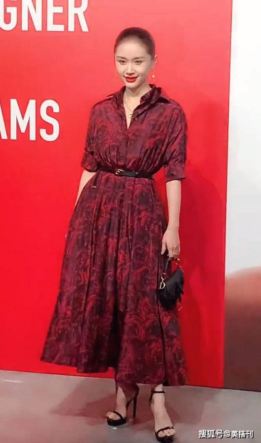 黑色|赵丽颖真厉害！和景甜王丽坤等未婚女星同框，丝毫不输年轻气质佳
