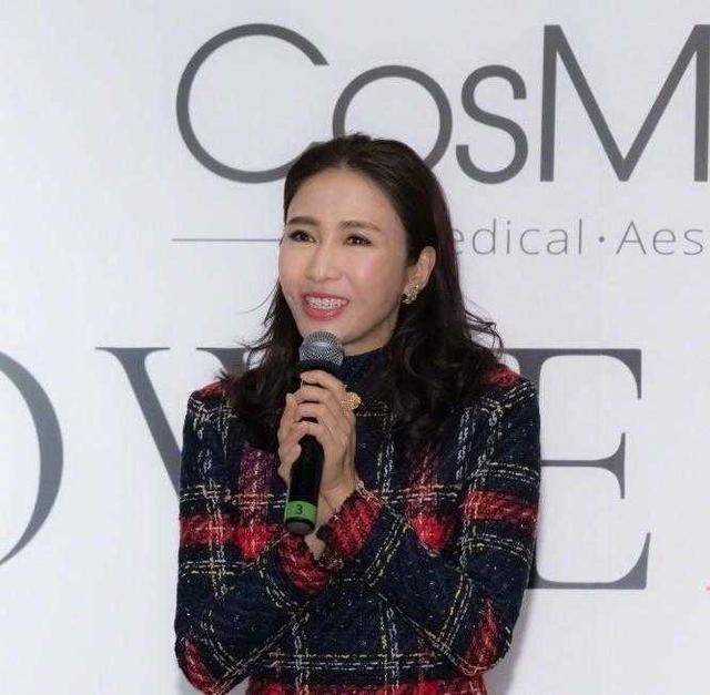 黎姿|黎姿果然是比张柏芝还美的女人，穿格子连衣裙，难掩贵妇气质