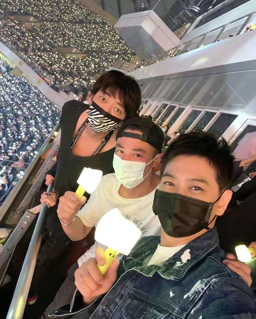 霍建华|霍建华夫妇合体！林心如打扮真不像45，林志颖老婆穿短裤秀美腿