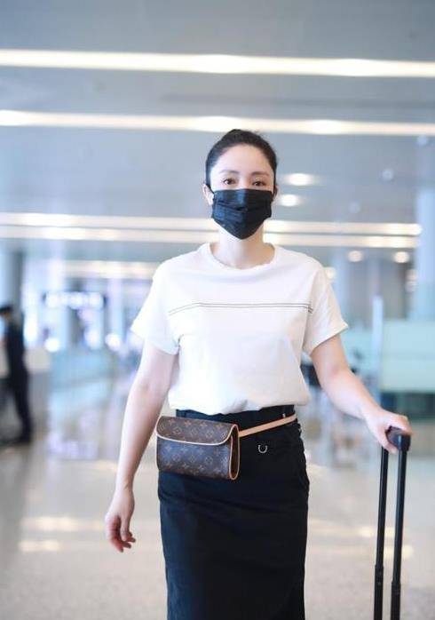 面料|董璇真是挺会扮嫩的，白衬衫＋半身裙太减龄，衣服选对太加分