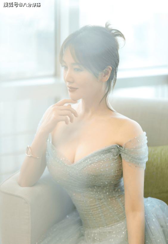 发型|左小青这气质女星里罕见,一袭薄纱连衣裙优雅温柔,性感妩媚