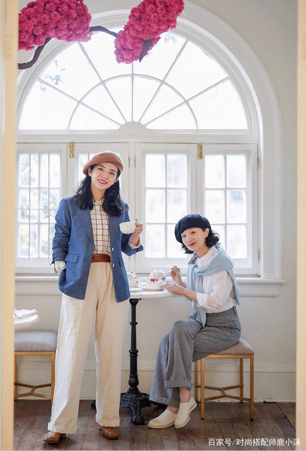 大衣|这对“神仙母女”的极简穿搭太美,值得50岁妈妈借鉴,优雅又时尚