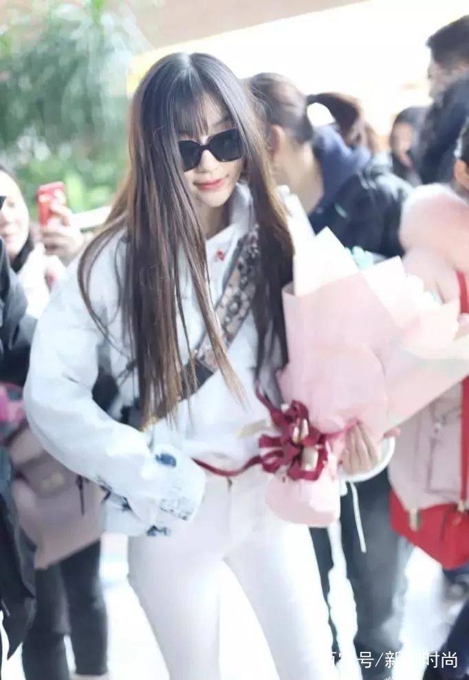 流量|baby流量担当不是吹的！一袭潮装亮相机场，鲜花与掌声都有了