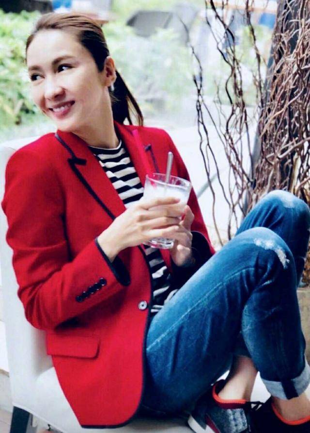 黎姿|黎姿果然是比张柏芝还美的女人，穿格子连衣裙，难掩贵妇气质