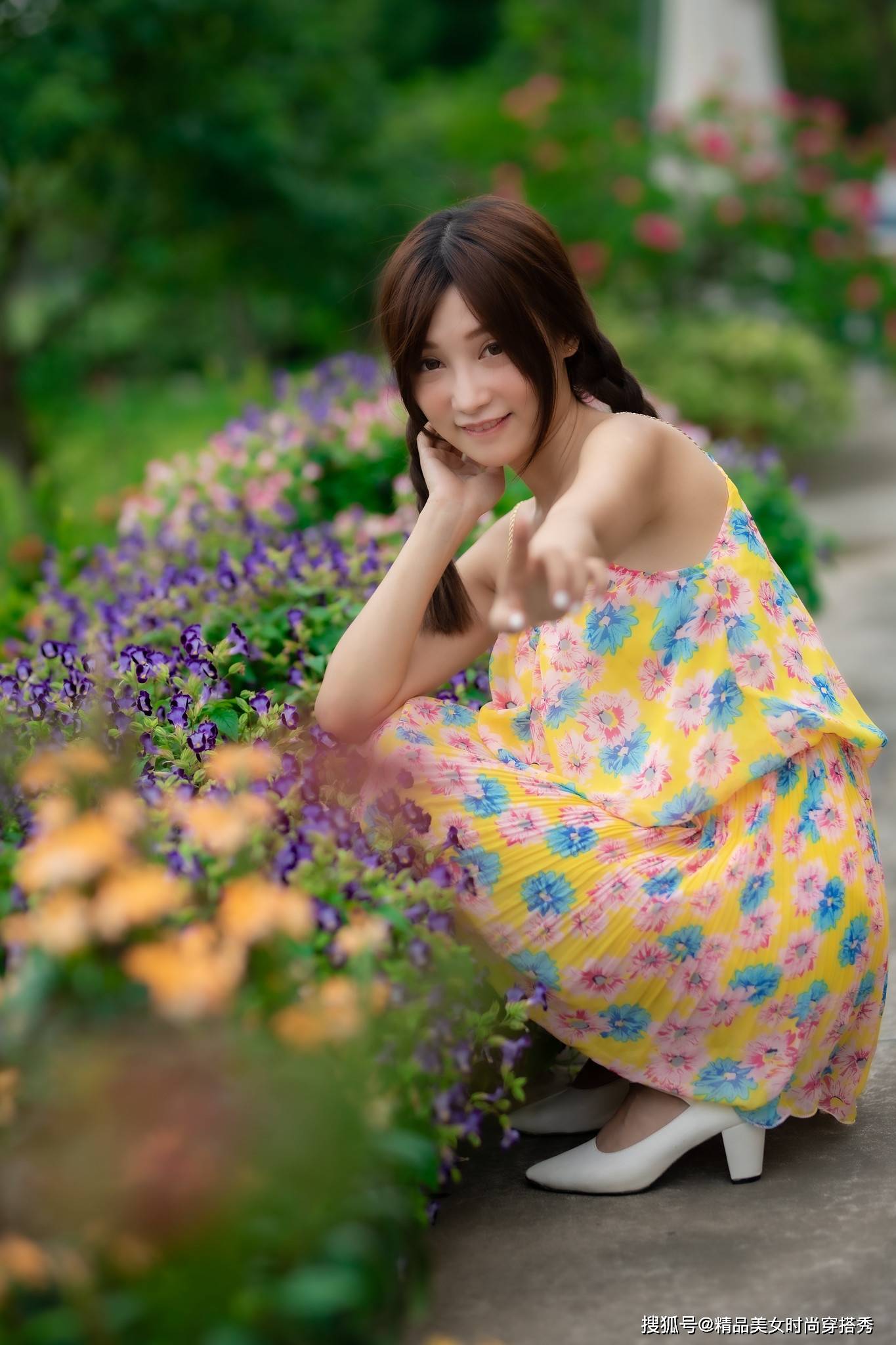 锁骨|一款从内而外散发着迷人气息，又能让人沉迷陶醉的碎花吊带套裙