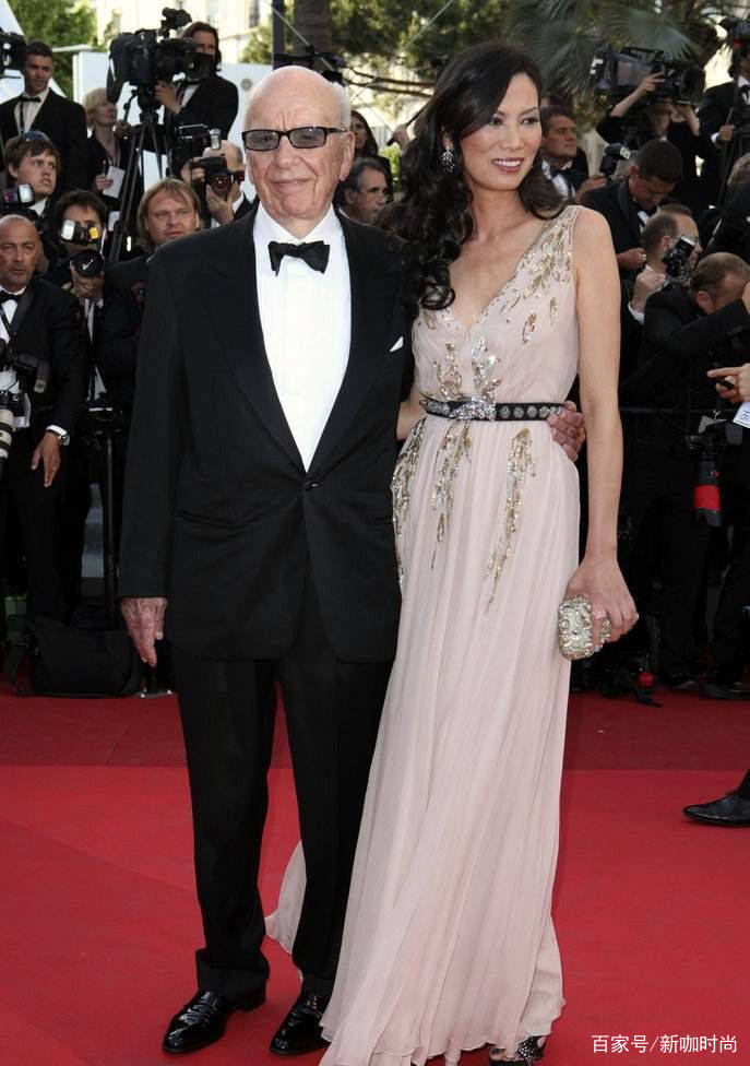 才行|邓文迪不愧是见过世面的，紫色西装内搭白T恤，获保镖撑伞霸气足